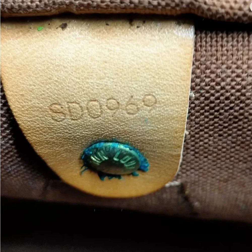 - Louis Vuitton authentic Speedy 30 vintage. With COA